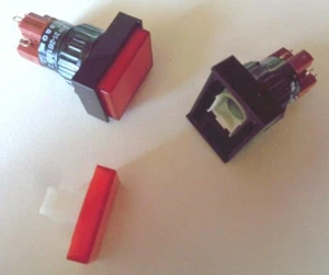 Actuador de botón EAO 31-261-025 con lente roja (lote de 2 piezas) NUEVO - Imagen 1 de 2