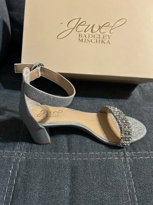 Sandalias de noche Jewel Badgley Mischka para mujer plateadas brillantes James tacón bloque 7 Foto 1 de 4