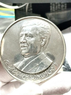 Medallón Iraq-Saddam Hussein revestido de plata. caja original estado circulado Foto 1 de 4