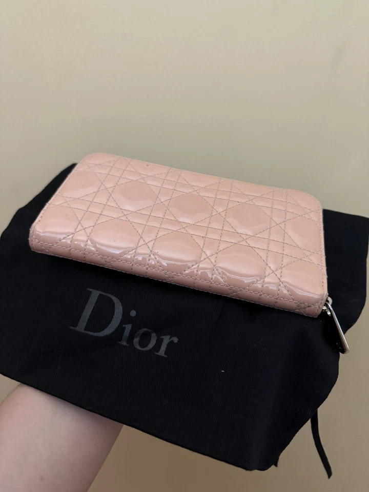 Christian Dior леди Dior розовый лакированная кожа на молнии длинный бумажник - Изображение 1 из 4