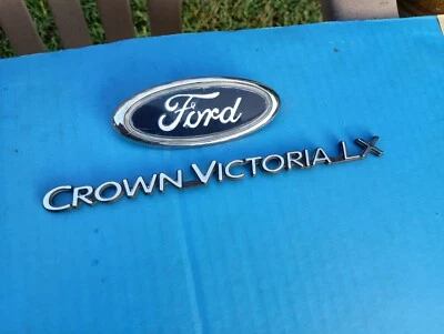 JUEGO EMBLEMA USADO FORD CROWN VICTORIA LX 1998-2002 CON LOGO FORD OEM CROMO Foto 1 de 4