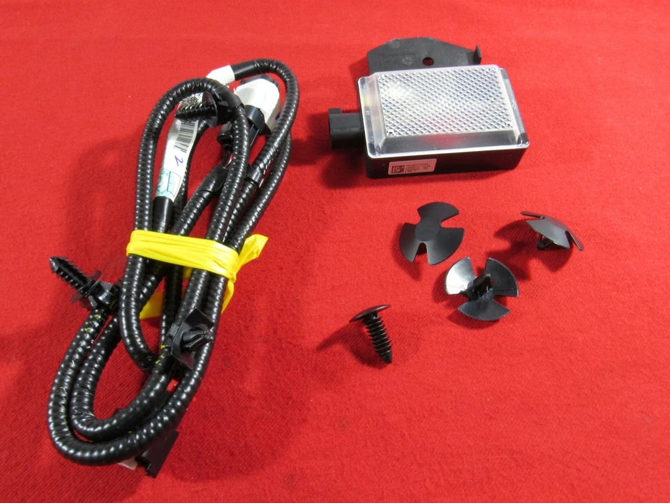 Dodge Ram 1500 2500 3500 4500 5500 Kit de luces de lámpara de cortesía para capó MOPAR Foto 1 de 4