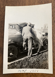 1934 Woman Lady Man Butts Booty Bending Over Car People Fashion Real Photo P4M12