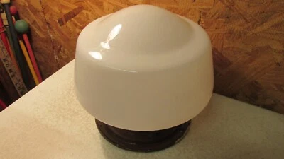 Antiguo accesorio de luz de porche de hierro fundido y globo Foto 1 de 2