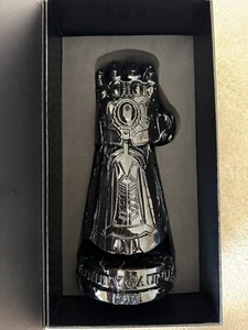 IN HAND Kith x Marvel - Paperweight Infinity Gauntlet Paperweight Statue 1/100 - Bild 1 von 4