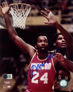 MOSES MALONE SIGNED AUTOGRAPHED 8x10 PHOTO HOUSTON ROCKETS LEGEND BECKETT BAS - Picture 1 of 2