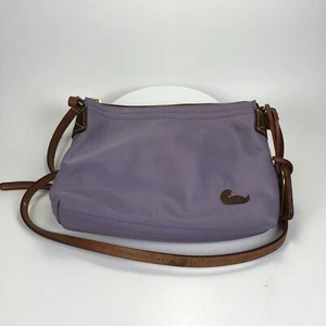 Bolso Bandolera Dooney & Bourke Nylon Cartera Lavanda Púrpura Cuero Asa Acentos - Imagen 1 de 7