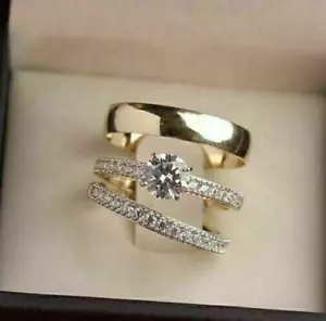 Juego de trío de compromiso de punta de moissanita redonda de 2 quilates enchapado en oro amarillo 14 K - Imagen 1 de 10