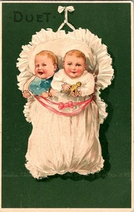 antico pc artistico in rilievo, duetto, due bambini in Layette appeso non affrancato - Foto 1 di 2