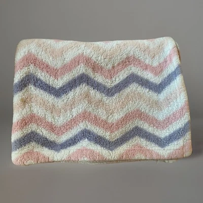 Мягкое флисовое детское одеяло с шевроном Little Love от Nojo розовое фиолетовое 30 x 45 дюймов - Изображение 1 из 4