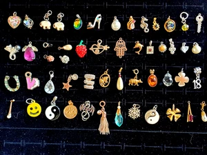 Schönes Restposten 52 kleine Anhänger & Charms ~ Modeschmuck ~ ohne Ketten - Bild 1 von 19