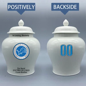 Urna mediana de cerámica para tema de fútbol americano Detroit Lions, texto y número personalizados - Imagen 1 de 5