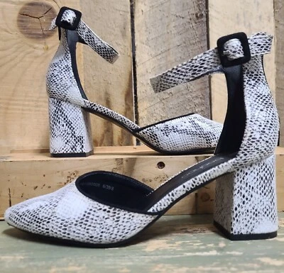 BOOHOO Patrón de Serpiente Bloque Tacón Punta Trasera Cremallera Correa de Tobillo EE. UU. 8 UK 6 EUR 39 Foto 1 de 4