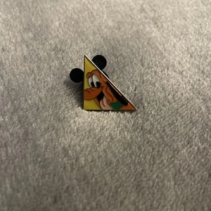 DISNEY TRADING PIN PLUTO TRIANGLE PIN - Picture 1 of 5