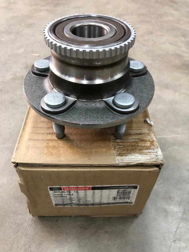 MOTORCRAFT NHUB-70 RIGHT REAR WHEEL BEARING & HUB FOR 1999-2000 TAURUS & SABLE - Image 1 of 4
