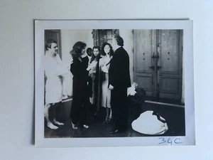 POL733 Polaroid Photo de Plateau Vintage Cinéma Michel Piccoli Claudia Cardinale - Picture 1 of 1