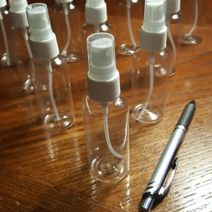 100 QTY 2 fl oz (60 mL) SPRAY BOTTLES Clear Plastic with Fine Mist Sprayer & Cap - Picture 1 of 4