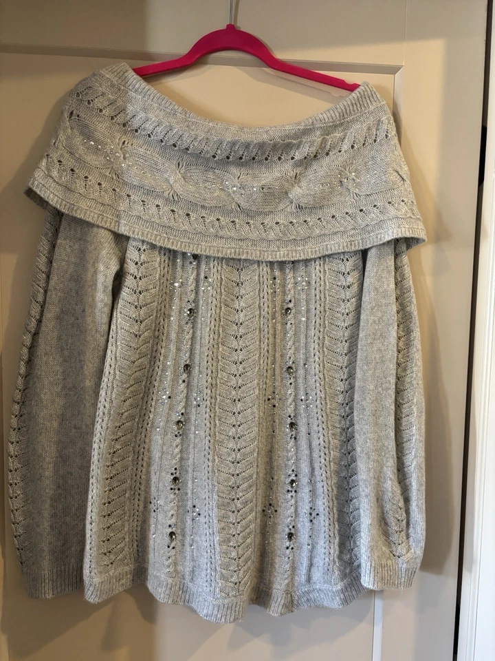 Suéter Tejido Hombro Descubierto Gris Mercado Negro Casa Blanca con Detalle de Lentejuelas Talla. M Foto 1 de 4