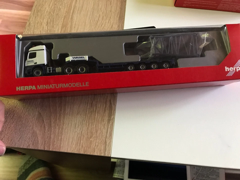 Herpa, Mercedes-Benz Semitiefl Ade-Sattelzug Con Anlenkstück per Liebherr - Immagine 1 di 1