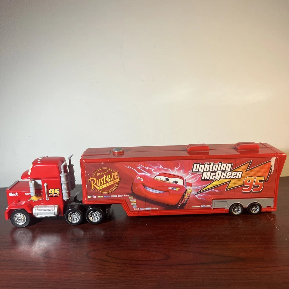 Camión de lavado de autos Disney Pixar Mack Superliner Lightning McQueen 95 juego Foto 1 de 4