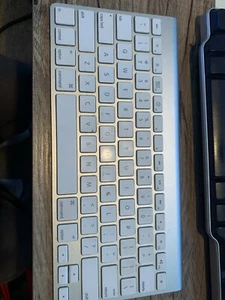 Apple A1314 Bluetooth Wireless Silver Magic Keyboard - Picture 1 of 2