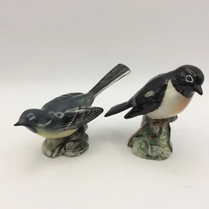 2 Beswick Ceramic Bird Figurines - Grey Wagtail 1041 + Stonechat 2274 - Picture 1 of 13