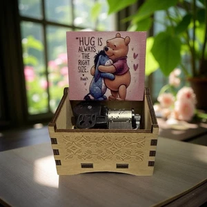 "Umarmung ist immer die richtige Größe." Winnie Puuh handgefertigte Spieluhr aus Holz zum Aufziehen - Bild 1 von 2