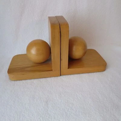 2 ältere Buchstützen aus Holz schönes Design Winkel Buchstütze Buchhalter Kugeln - Bild 1 von 4