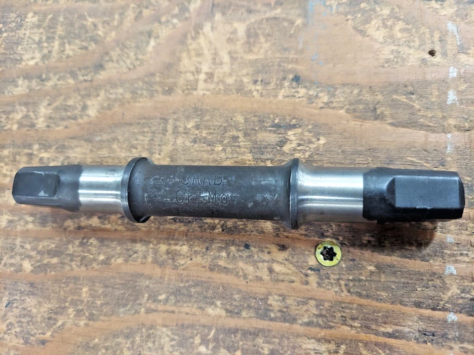 Новый из старых запасов 3RRB хромированный шпиндель JIS BB 136 мм - Изображение 1 из 1