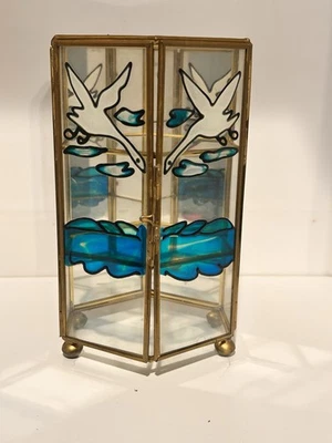 Mini gabinete de curiosidades vintage de latón y vidrio con motivo de cisne pintado Foto 1 de 4