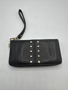 Portafoglio Michael Kors in pelle nera con borchie e zip e polso ferramenta oro - Foto 1 di 6