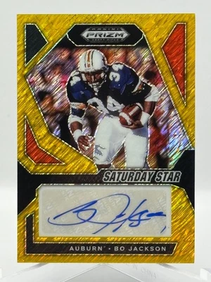 Tarjeta Panini Prizm 2024 Bo Jackson Saturday Star Signatures Gold Shimmer SP 12/15 Foto 1 de 4