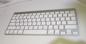 GENUINE Apple Wireless Bluetooth Keyboard A1314 Mac Aluminium - Picture 1 of 4