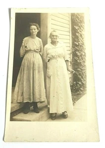 Foto postal real manchada andrajosa para mujeres en ropa de trabajo AZO 1918-1930 - Imagen 1 de 3