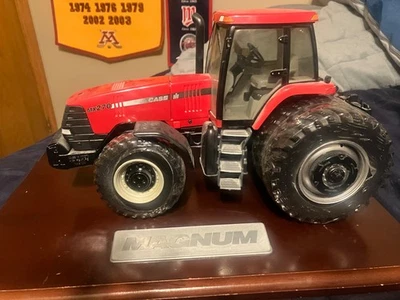 1/16 Case IH Magnum MX270 Tractor With Front Wheel Assist & Duals Dealer Edition - Image 1 of 4