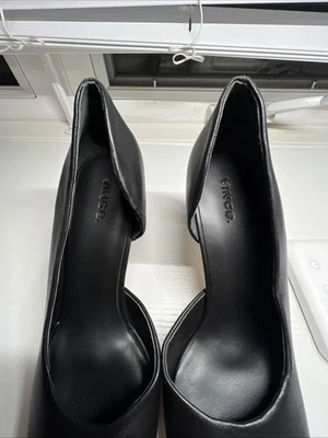 Bombas femininas Vince de couro preto D'Orsay com biqueira quadrada tamanho 8,5 - Imagem 1 de 4