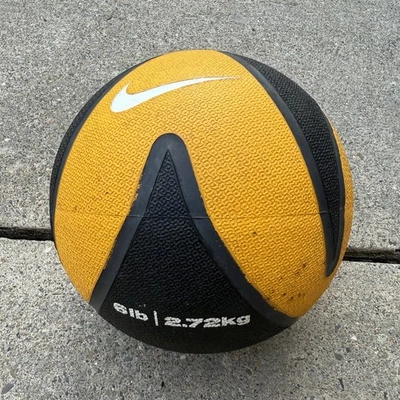 Balón medicinal de entrenamiento de fuerza Nike 6 lb | 2,72 kg con peso negro y amarillo Foto 1 de 4