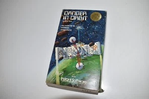 KB TRS-80 Gefahr Im Orbit - Komplett Mit Box Kassette Handbuch 1980 (VWD44) - Afbeelding 1 van 4