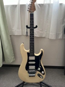 Guitarra Eléctrica Fender Stratocaster Tipo HSH con Estuche Rígido Trémolo Floyd Rose - Imagen 1 de 5
