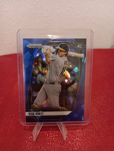 2025 Panini Prizm Blue Ice Prizm Nick Kurtz #213 RC Athletics - Foto 1 di 2