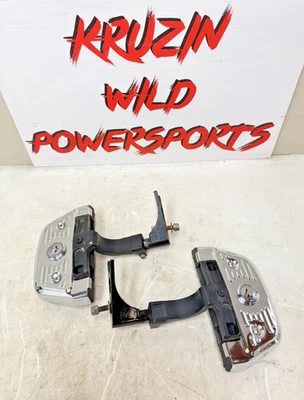 Harley Softail Luxe 2008 reposapiés de pasajeros con cubiertas cromadas calavera Foto 1 de 4