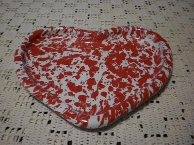 Bandeja de placa de corazón esmaltada con patrón de salpicaduras de remolino rojo y blanco The Golden Rabbit Foto 1 de 3