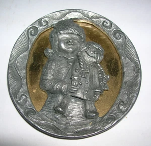 Michael Ricker Pewter Framed Pewter Girl w/ Doll Brass Limited Edition Signed 3" - Afbeelding 1 van 4