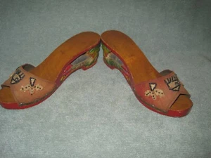 Zapatos de madera decorativos y pintados  - Imagen 1 de 11