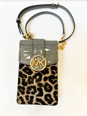 BOLSO BANDOLERA MICHAEL KORS CARMEN SM TELÉFONO EN RELIEVE EXÓTICO GRIS MULTI MEDIA PANTORRILLA Foto 1 de 4