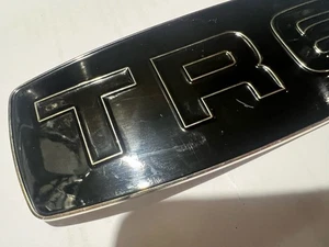 Triumph TR6 GRILLE BADGE Enamel / Chrome with studs 625662  No 3 (second ) - Picture 1 of 5