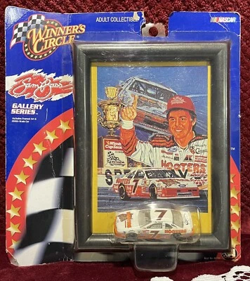 Hooters #7 Alan Kulwick NASCAR 2001 Winners Circle de Sam Bass, 1:64, arte enmarcado Foto 1 de 4