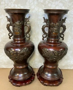 Paar chinesische Bronze Vasen Baluster Form mit Drachen und gegossenen Vogel Holzsockeln - Bild 1 von 12