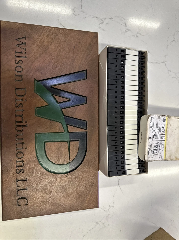 ALLEN BRADLEY 1492-H4 300V full Box of 25 NOS - Image 1 of 3