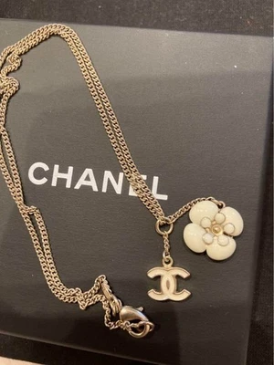 Collar Chanel Camelia Beige Dorado Logo CC con Caja Auténtico Excelente Estado Foto 1 de 4
